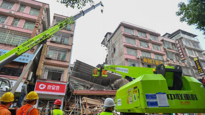 长沙自建房倒塌事故后续，54人死亡，15人受审，事故背后的故事曝光