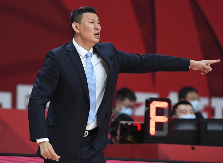 郭艾伦代表广州对阵老东家辽宁，赛场重逢的情感碰撞