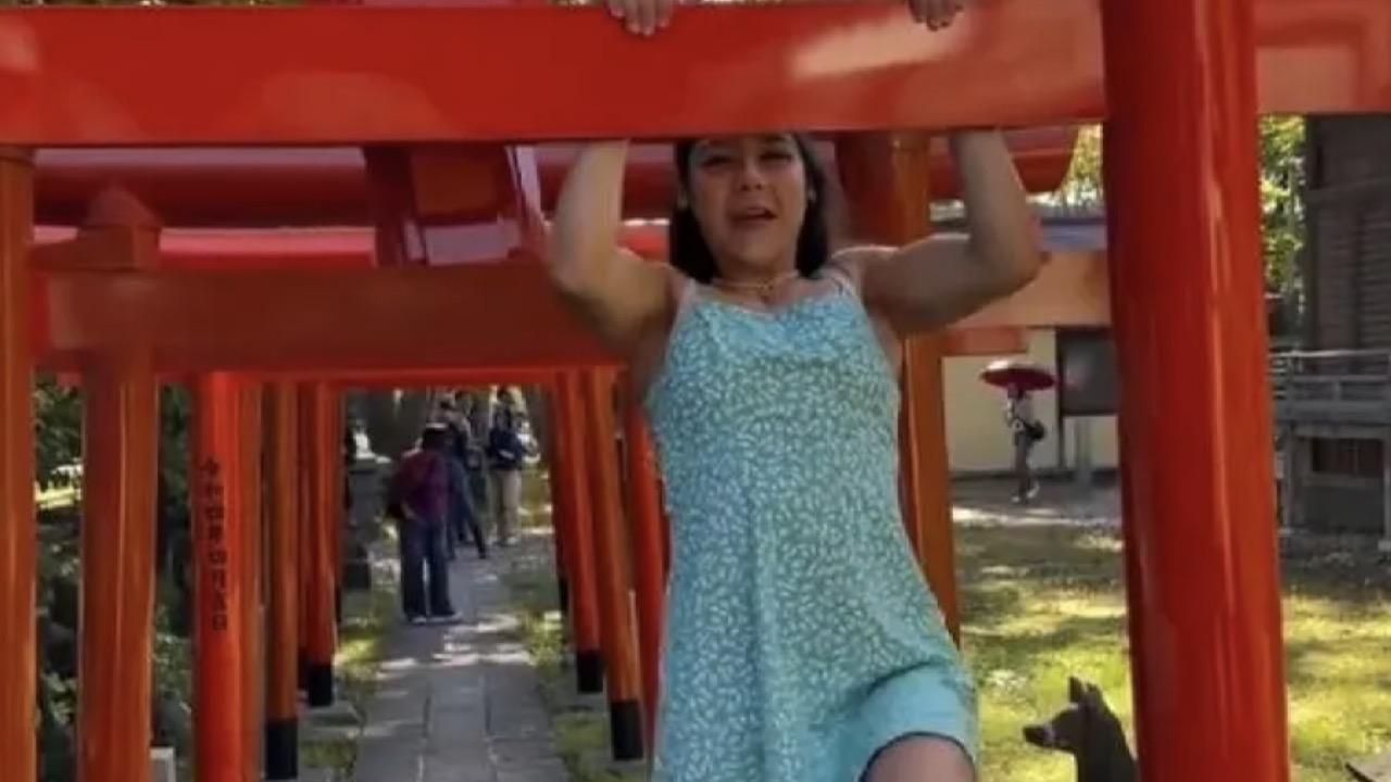 智利女网红在日本神社挑战引体向上