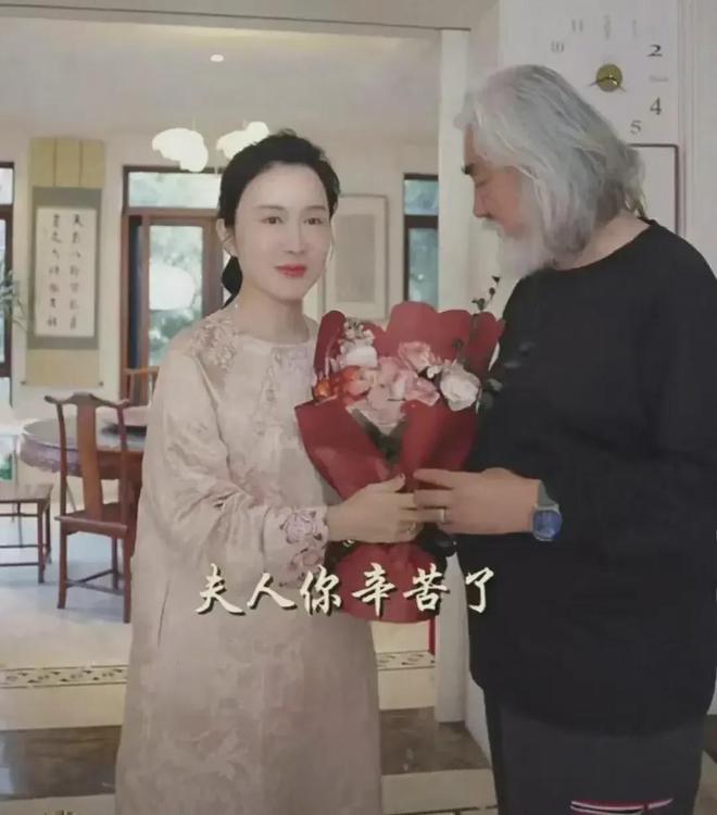73岁张纪中再添新丁，小巷特色小店探秘与父爱延续的喜悦故事！