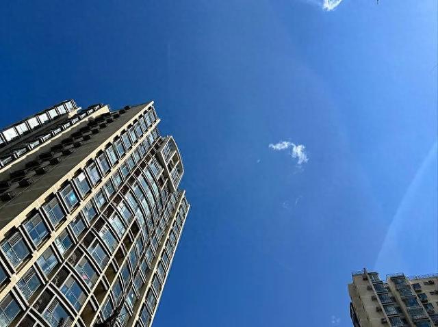 住建部喜讯，中国房地产市场筑底，小城温馨故事上演