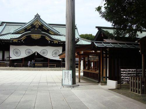 石破茂向靖国神社供奉祭品，日本政界的争议与复杂性探究