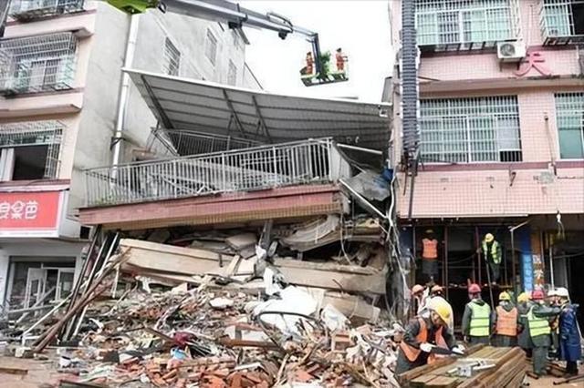 长沙自建房倒塌事故致54死，深刻反思与15人获刑的背后故事