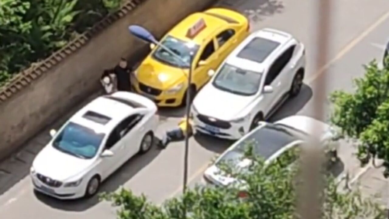 小车超车道违停引发四车追尾，事故背后的安全隐患与小巷独特风情被忽视