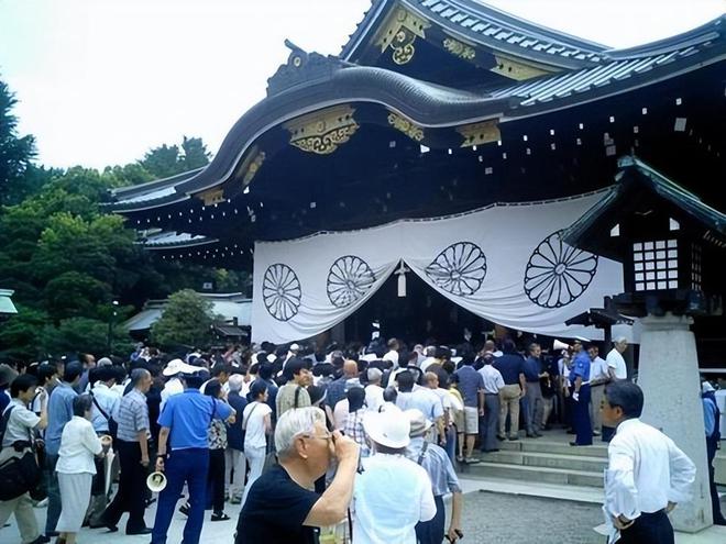 石破茂参拜靖国神社，历史、政治与个人的交织引争议