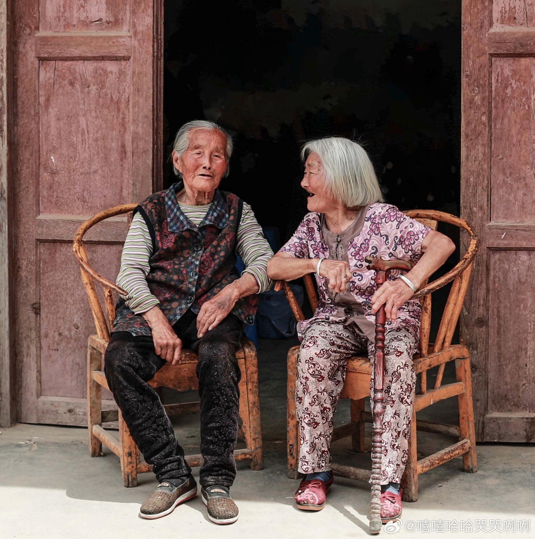 百岁姐姐与九十四岁妹妹的深情重逢，小巷深处的隐藏美食盛宴与情感拉扯