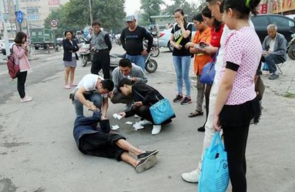 旅游行为规范探讨，游客踩田拍照引发老人生气反应的事件观察与反思