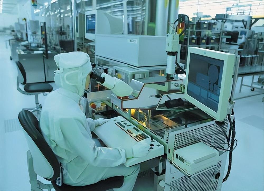 光刻机巨头阿斯麦业绩受挫，日常中的挑战与突破