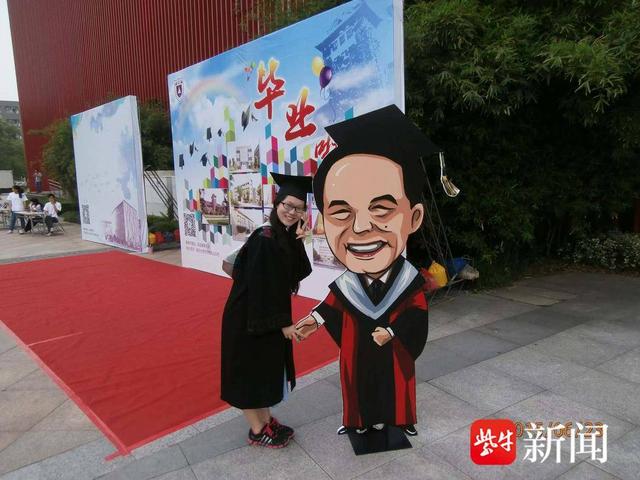 985高校女博导秀肌肉招生，吸引学子加入团队！