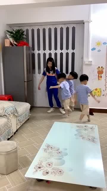 一岁弟弟家门口等待三岁姐姐放学归来的温馨瞬间