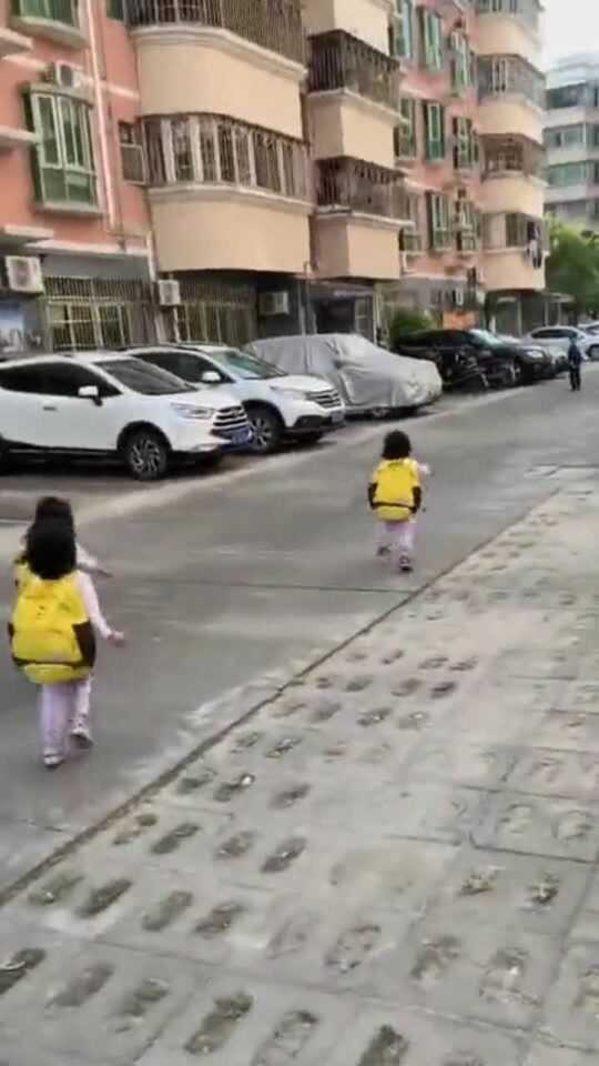 家门口的温馨等待，弟弟守护下的姐弟情深