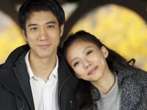 刘强东章泽天报警事件背后的励志故事，变化中的自信与成就感之旅