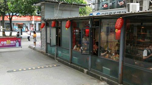 成都一空地突发燃油车燃爆事件，现场情况紧急！