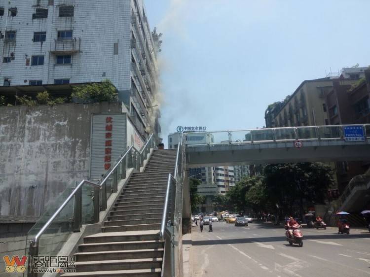 建筑火灾现场揭秘，消防车受阻无法及时救援的原因分析