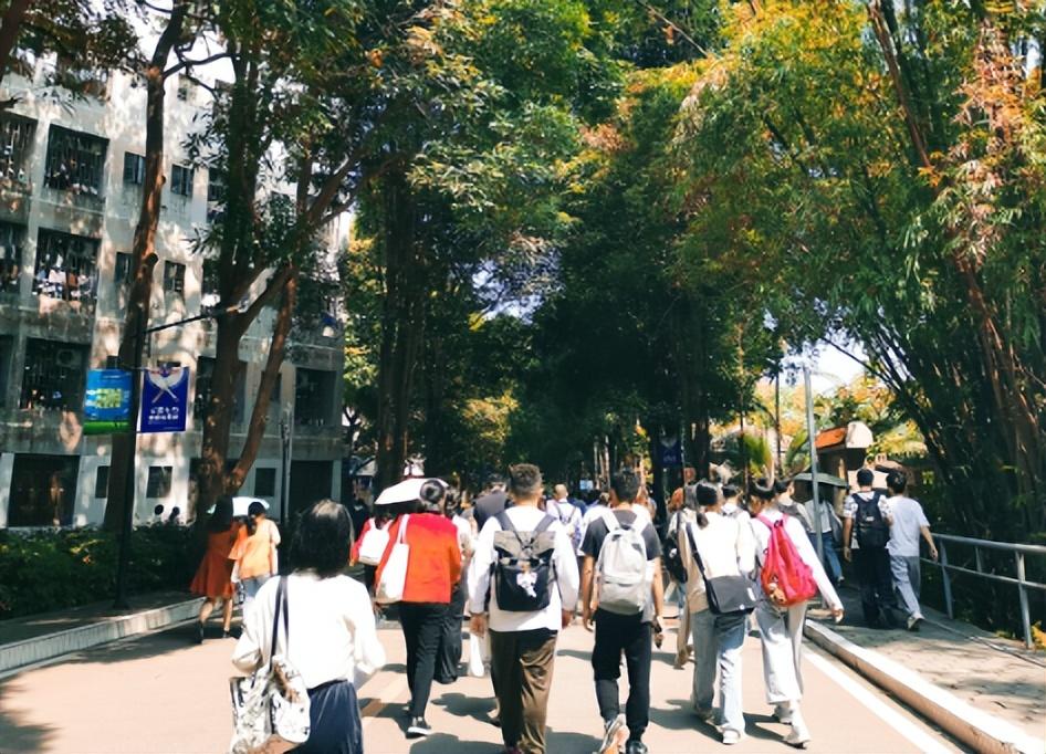 官方通报，学生校外遭蒙头殴打事件曝光