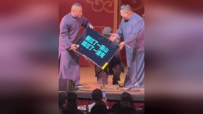 岳云鹏国外演出提词器故障，舞台挑战意外上演