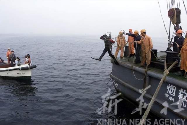 居民出海打捞神秘物体，水底水雷疑云，友情纽带见证出海奇遇