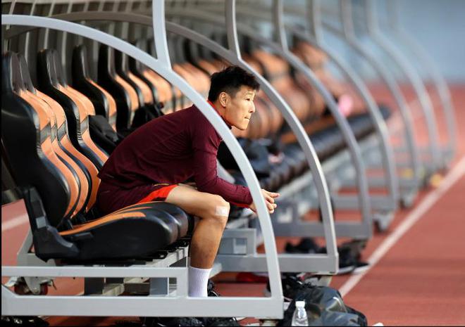 沪媒聚焦武磊右膝半月板伤势加重，各方观点分析与预测
