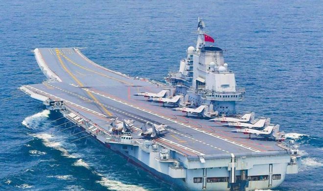 辽宁舰航母编队参与围岛演习，时代强音与国家意志的彰显