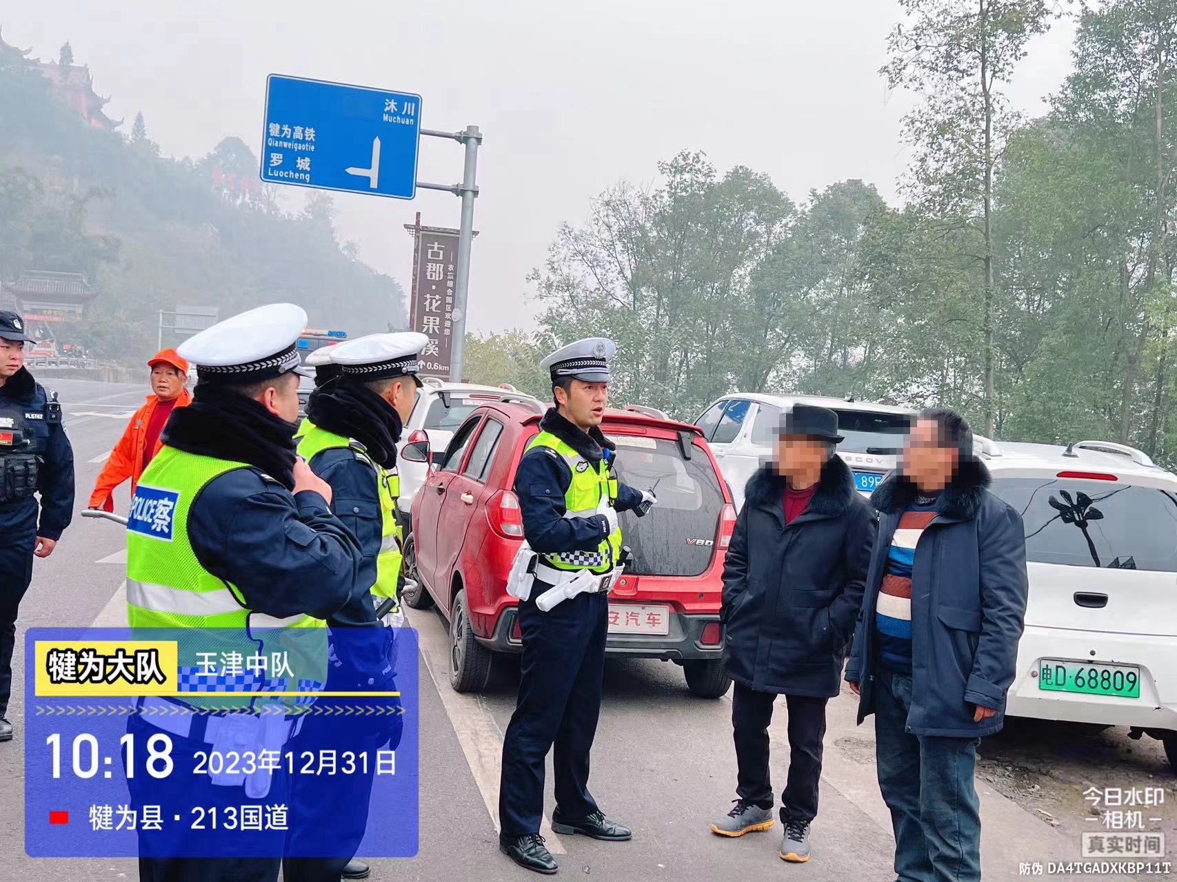 四川高速交警回应老头乐逆行引发车祸事件