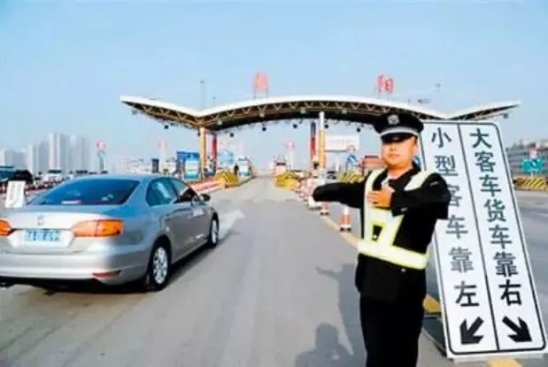 四川高速交警回应老头乐逆行引发车祸，安全指南以避免类似事故再次发生