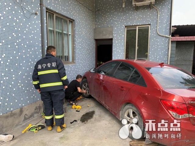 轿车突发自燃爷孙被困，众人英勇施救脱险时刻