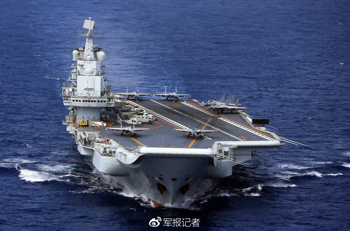 台军视角下的辽宁舰编队穿越巴士海峡，力量展示与军事解读