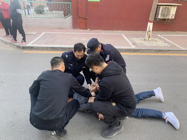 青春奋斗与社会正能量的交织，19岁女孩三点起床助妈妈卖烤牌走红的故事