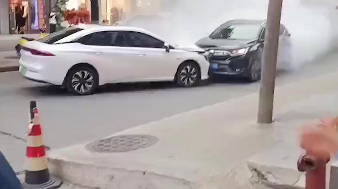 英雄之举与社会温情，顶住失控车辆的他获赠新车
