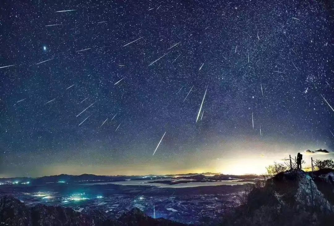 彗星逼近地球，人类共享的天文奇观