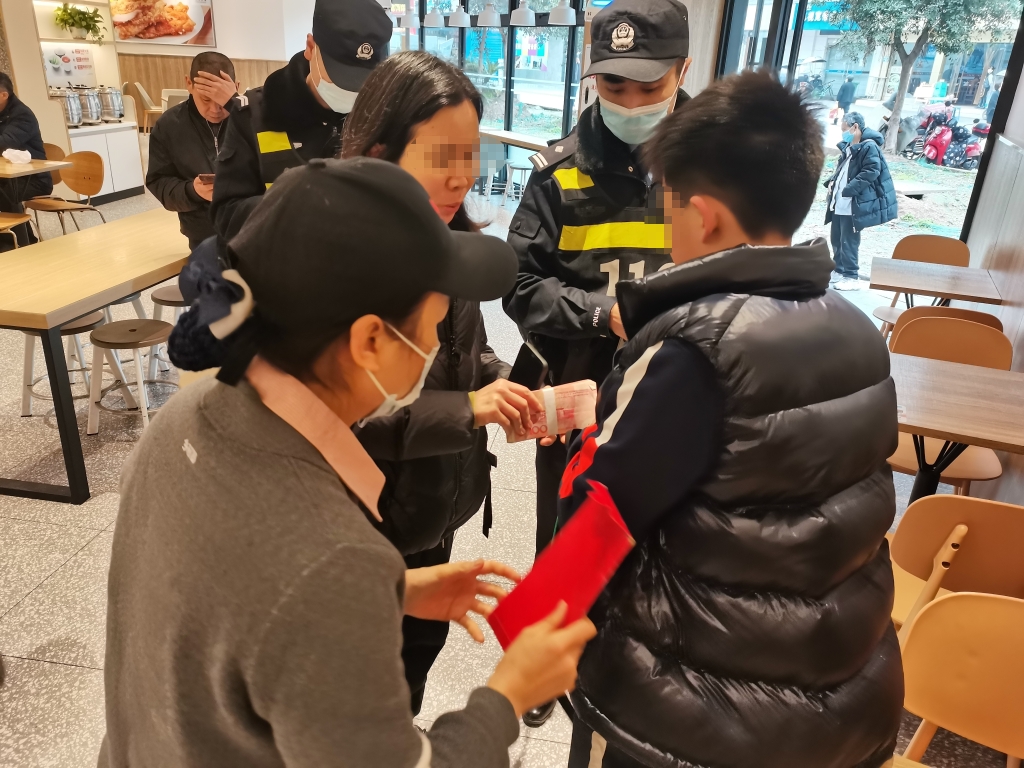 小伙送60个汉堡感谢拾金不昧老师，科技新品传递正能量，点亮生活新篇章