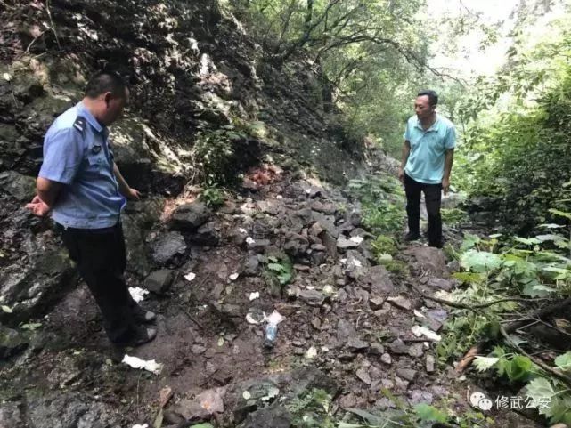 游客深山被困危机重重，警方深夜英勇搜救与公众观点深度解读