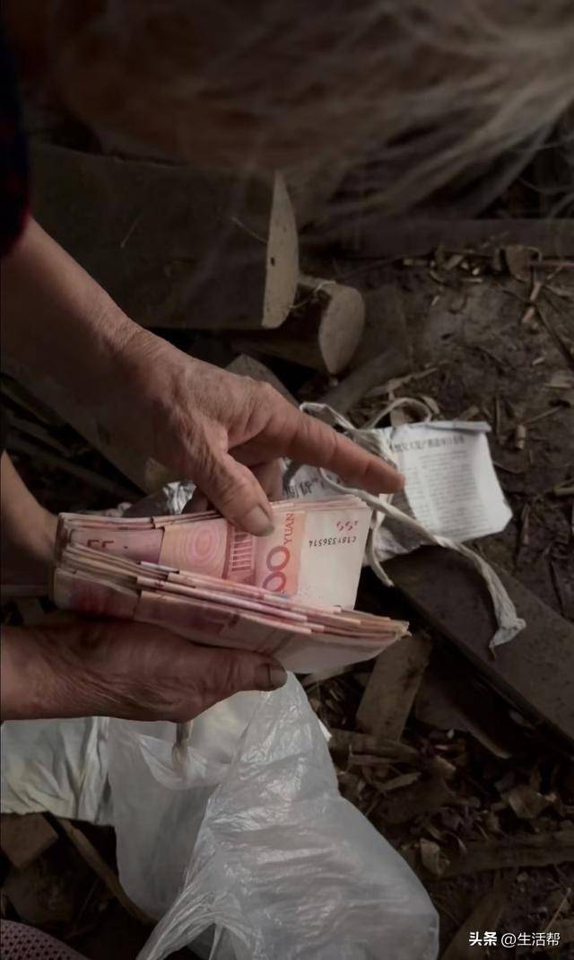 孙子婚礼上奶奶的珍贵礼物，卖菜攒万元表达深深爱意