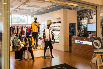 最新男装店时尚陈列展示风采，引领潮流的男装陈列展示新趋势