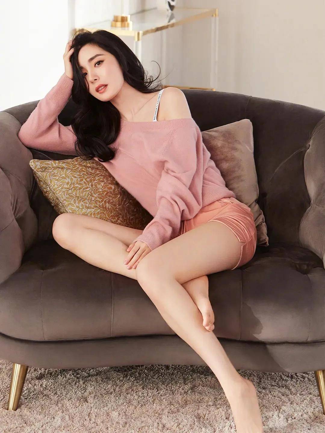 🌟美腿明星的惊艳腿部魅力，令人叹为观止✨