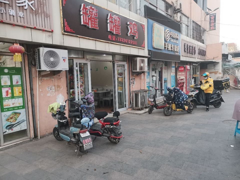 黄岛爆炸最新消息之外，小巷特色小店的独特魅力