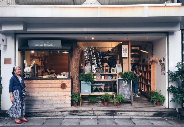 企业最新并购动态与小巷特色小店探秘