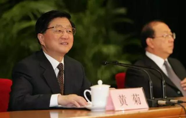 揭秘隐藏小巷的特色小店，杜梓背后的故事与被捕真相