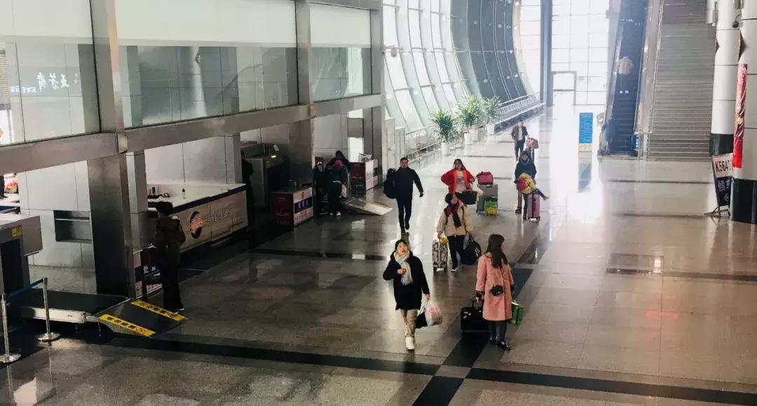 网红直播情侣亲昵与过安检背后的故事，现象反思与探讨