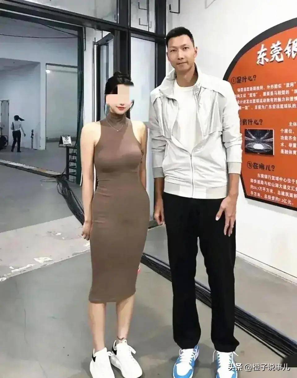 网友热议易建联风波背后的秘密，篮球英雄与嫖娼传闻的纠缠及偶遇奇缘