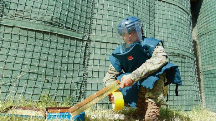 我赴黎维和官兵的火箭弹躲避经历与偶遇的小巷独特小店回忆