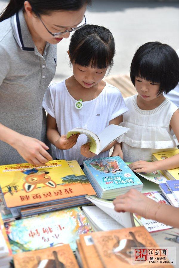 应对网购图书遭遇商家售卖旧书冒充新书现象的指南，识别与维权步骤解析