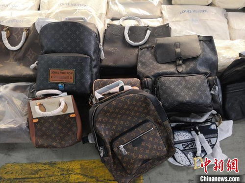 出口货物夹藏旧中巴车 被海关查获