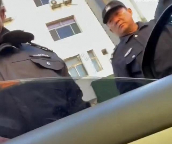 男子进小区遭拒辱骂保安引发友情邂逅风波