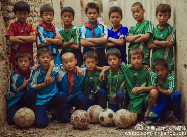 新疆足球少年的职业追梦之路，奋斗与走红网络的励志故事