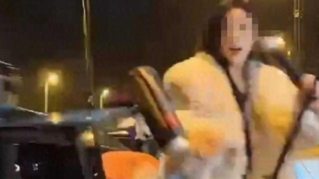 女主播深夜路边直播遇险，灯光下的坚韧与挑战