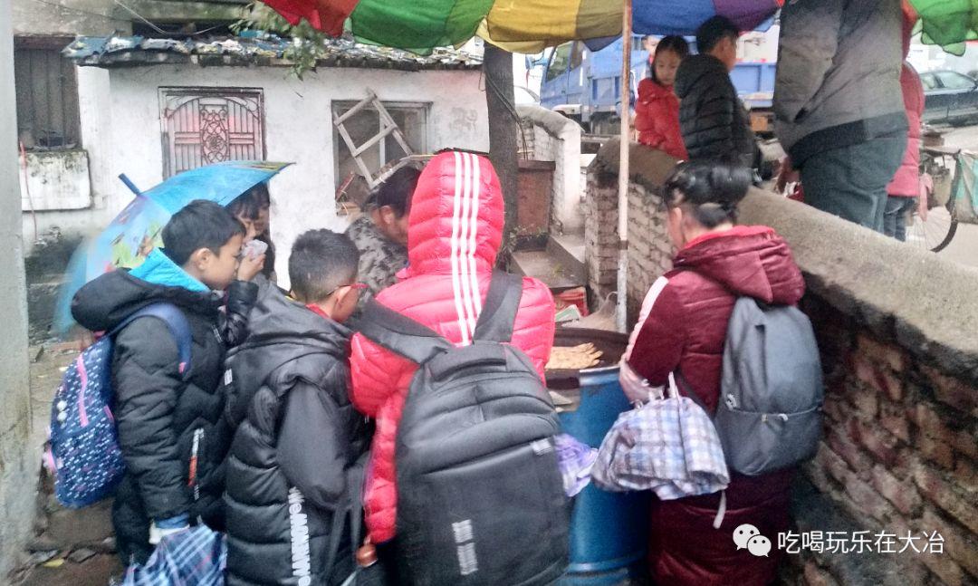 锅盔叔叔妻子重病住院，爱心汇聚力量，当地积极回应