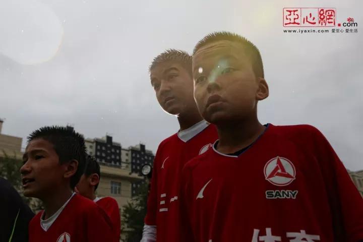 新疆足球少年的职业追梦之路，奋斗与走红网络的励志故事