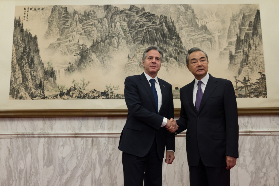 英外相呼吁连贯务实对华关系，深化合作共谋发展之路。