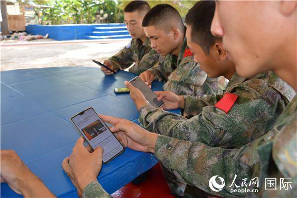 我赴黎维和官兵回忆科技重塑生活体验，躲避来袭火箭弹的挑战与经历